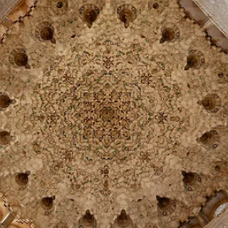 Des symétries qui laissent les objets invariants